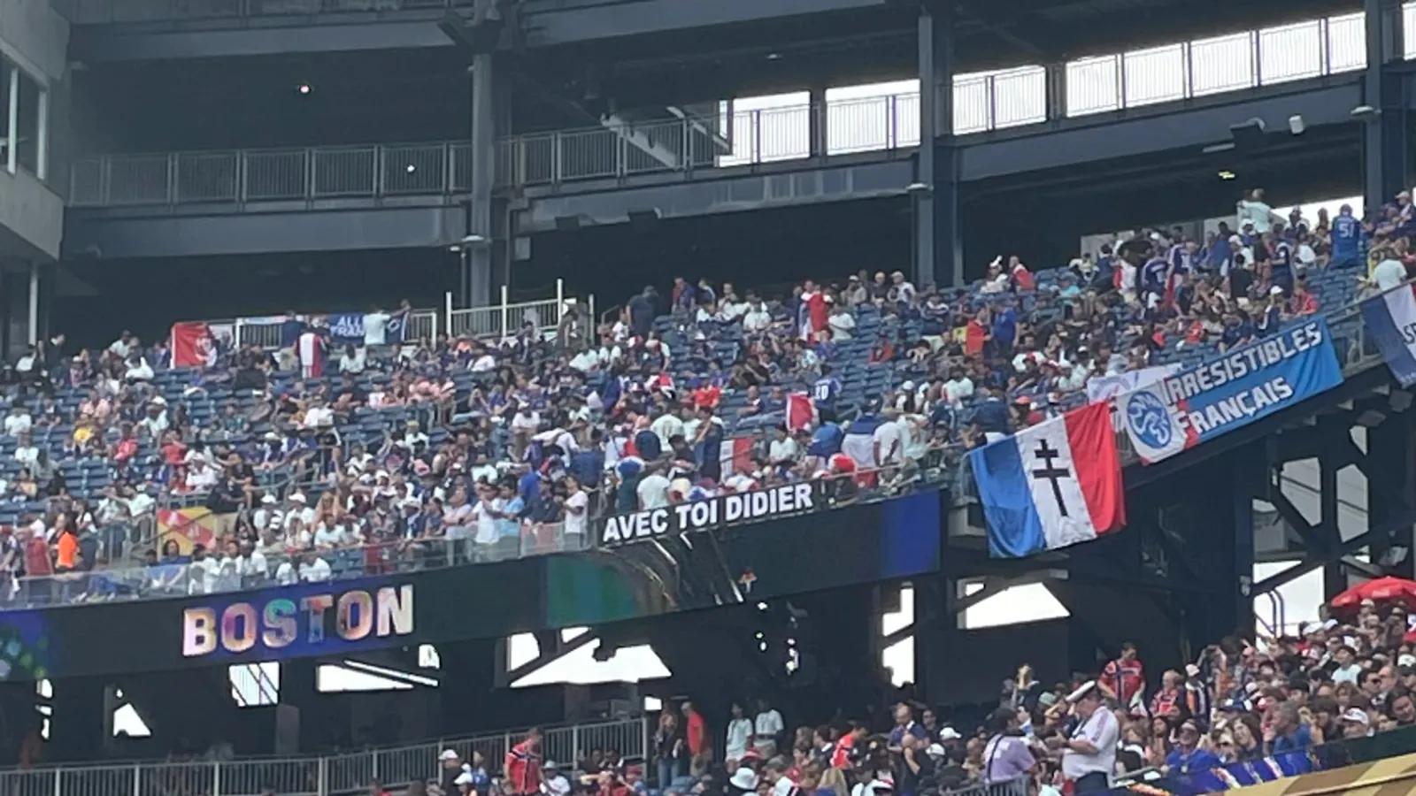 Une banderole en soutien à Didier Deschamps lors de Norvège-France, le 26 juin 2026.