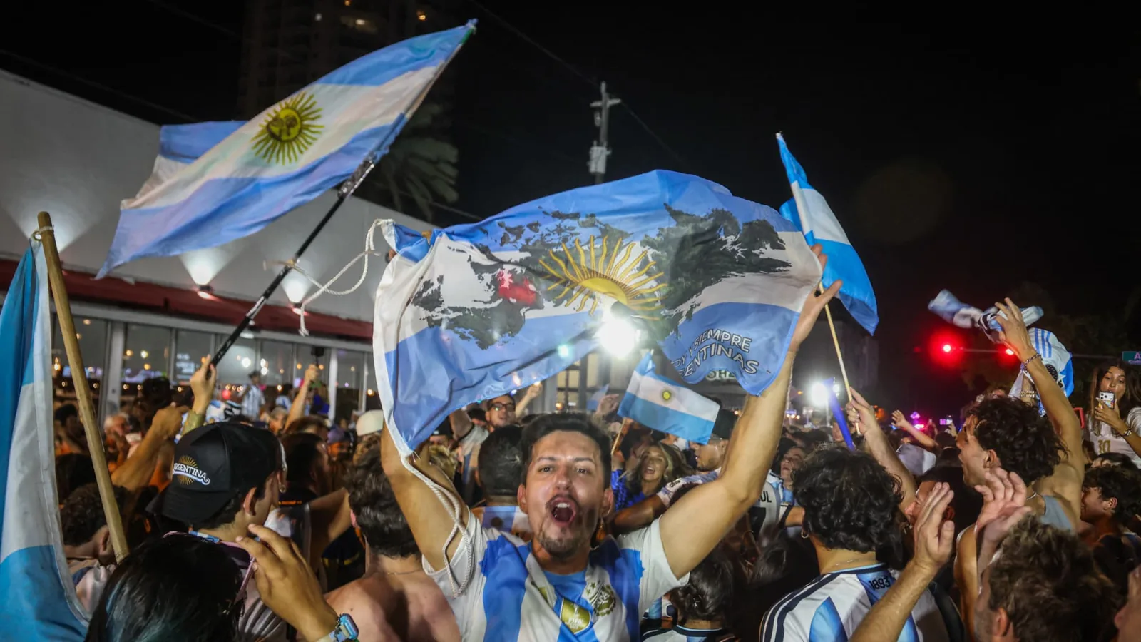 L’Argentine demande à la Fifa, et l’obtient, de pouvoir jouer en bleu marine contre l’Angleterre, 40 ans après 1986 - Le Parisien
