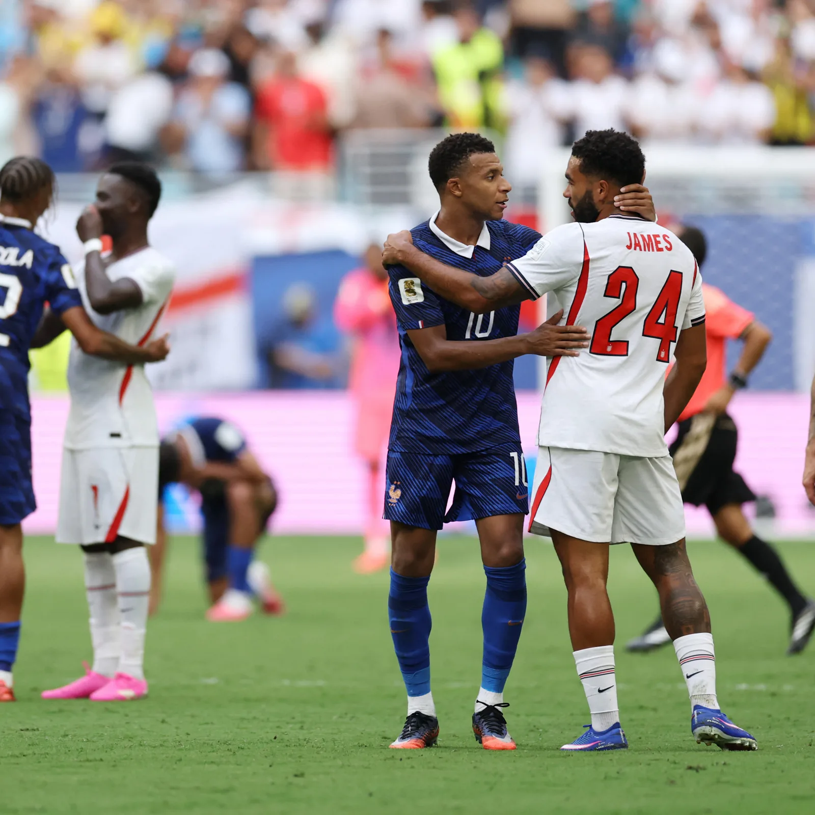 Langage corporel douteux, cadres sans entrain et sourires après les buts encaissés : ces attitudes des Bleus qui ont forcé Deschamps à tout changer à la mi-temps