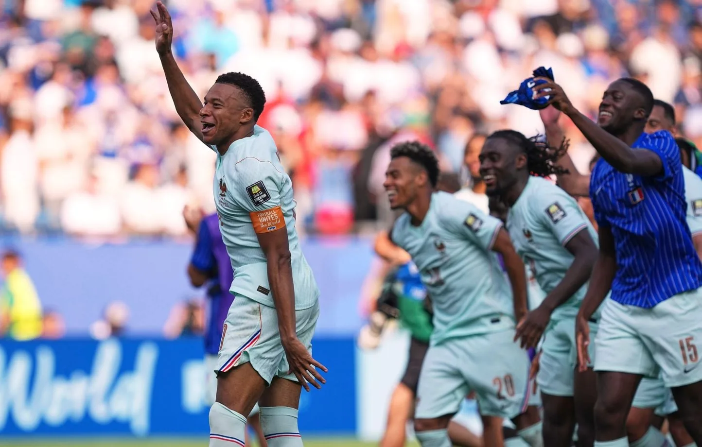 "Impossibles à arrêter ?", "d'une autre planète"... La presse étrangère salue la maîtrise de l'équipe de France contre le Maroc en demi-finales de Coupe du monde - franceinfo