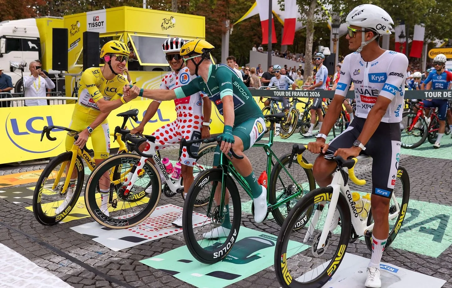 Mathieu Van der Poel remporte une dernière étape digne d'un Monument, Tadej Pogacar égale le record de cinq victoires sur le Tour de France