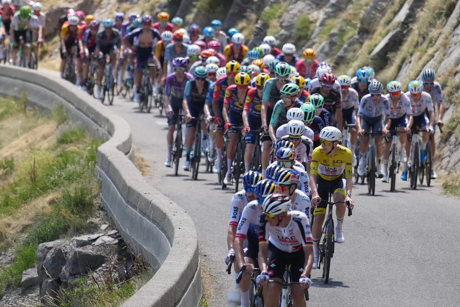 EN DIRECT, Tour de France : Tadej Pogacar attaque au pied de l’Alpe-d’Huez, Lenny Martinez, Sepp Kuss et Richard Carapaz encore à l’avant - Le Monde.fr