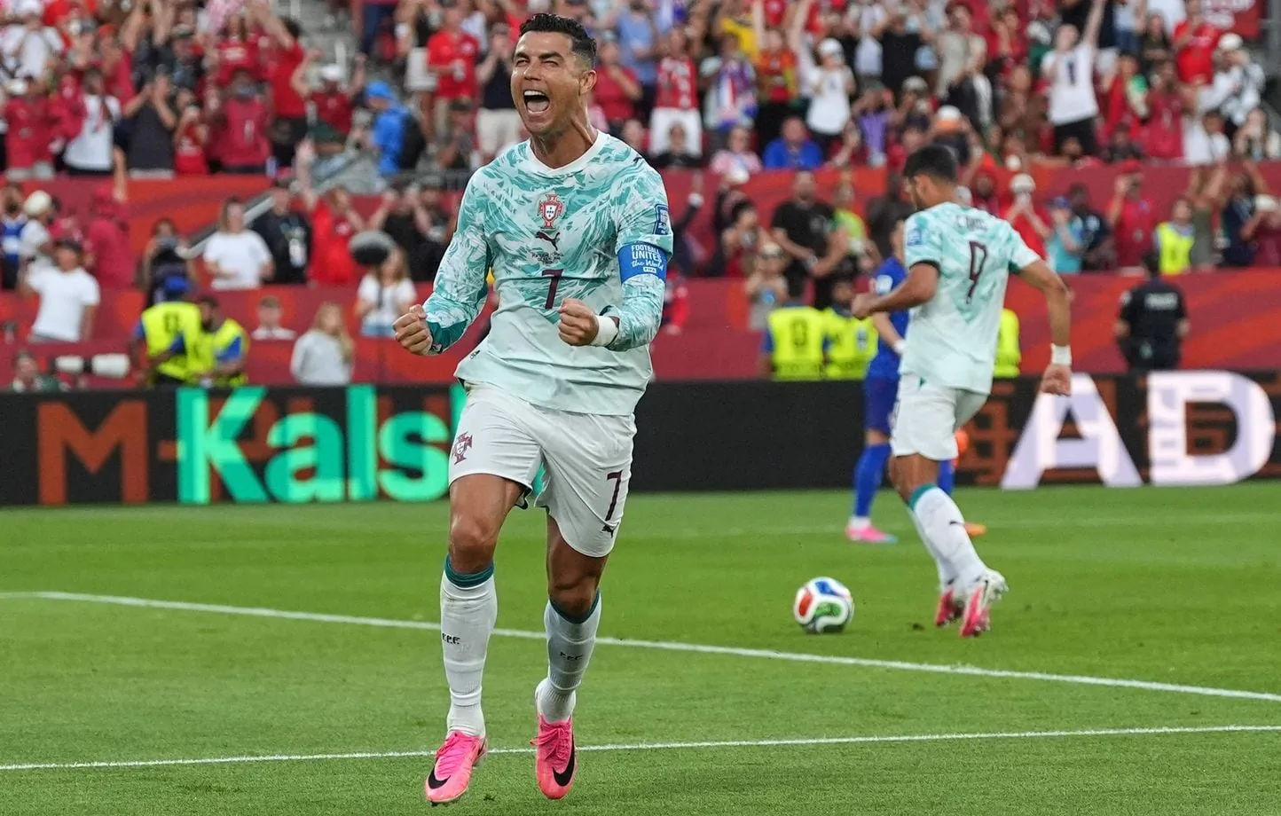 « Il n'y a pas de preuve qu'il touche le ballon » : le « Snicko », une technologie à nouveau au coeur d'une polémique sur l'arbitrage - L'Équipe