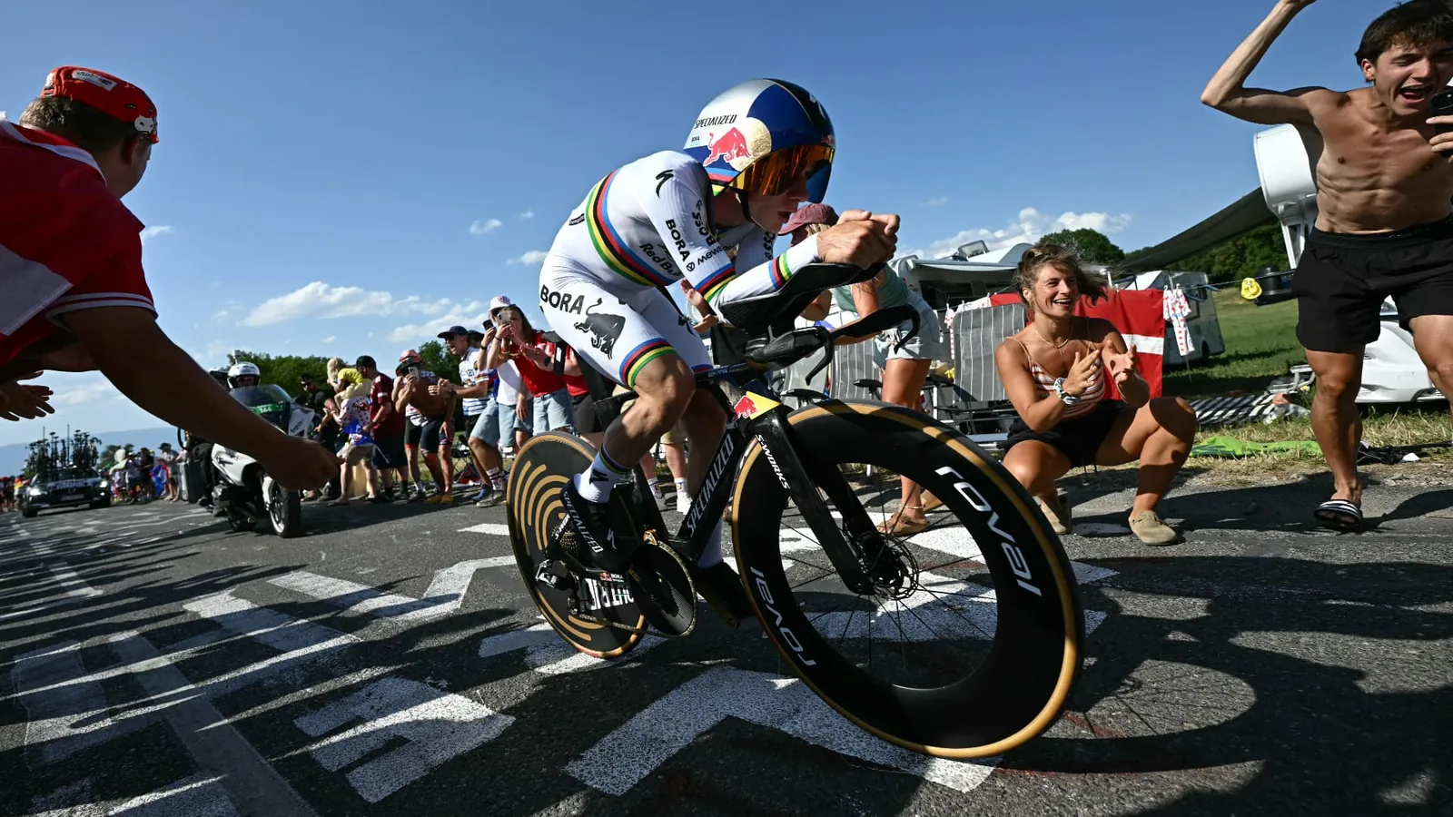 Remco Evenepoel enchaîne en remportant le chrono individuel de la 16e étape du Tour de France, Paul Seixas grignote pour le podium