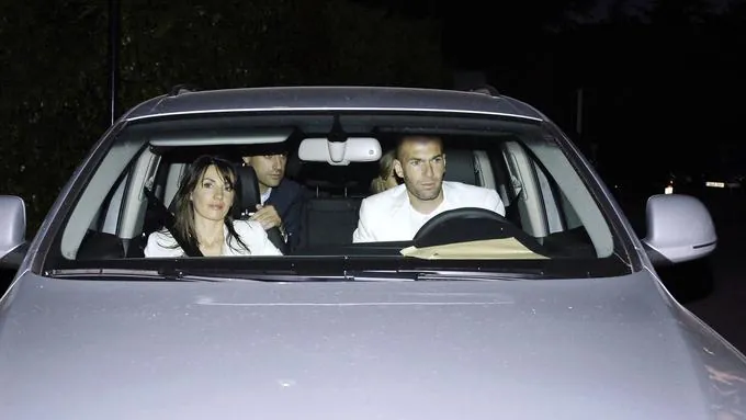 Zinédine Zidane et sa femme Véronique arrivent à la soirée d’anniversaire de David Beckham à Madrid, le 10 mai 2006.