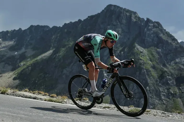 Le jeune Français Paul Seixas dans la descente du Col du Tourmalet lors de la 6e étape du Tour de France entre Pau et Gavarnie-Gèdre le 9 juillet 2026 (Anne-Christine POUJOULAT)