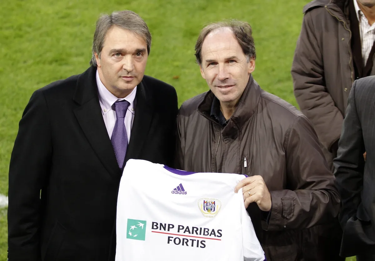 Baresi, aux côtés de Van Holsbeeck, a reçu un maillot.