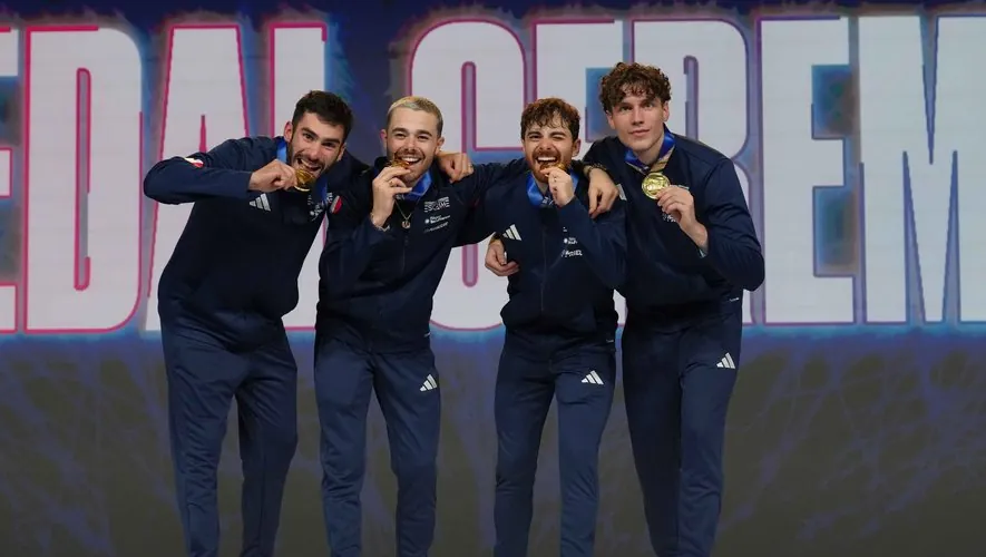 Maxime Pianfetti (à gauche), médaillé d'or avec l'équipe de France de sabre.