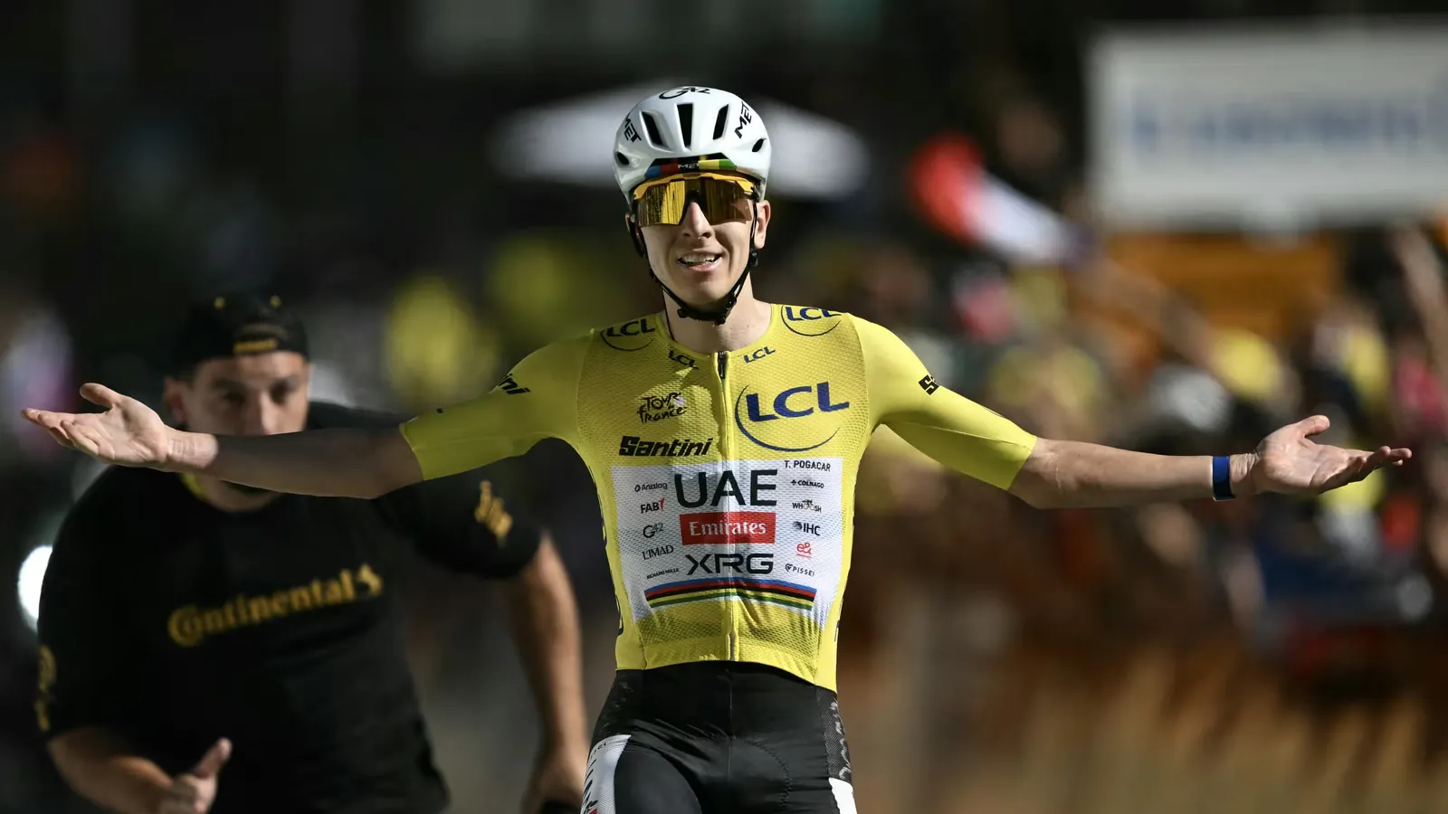 Tadej Pogacar remporte la 19e étape du Tour de France, le 24 juillet 2026, à l'Alpe d'Huez. (JEFF PACHOUD / AFP)