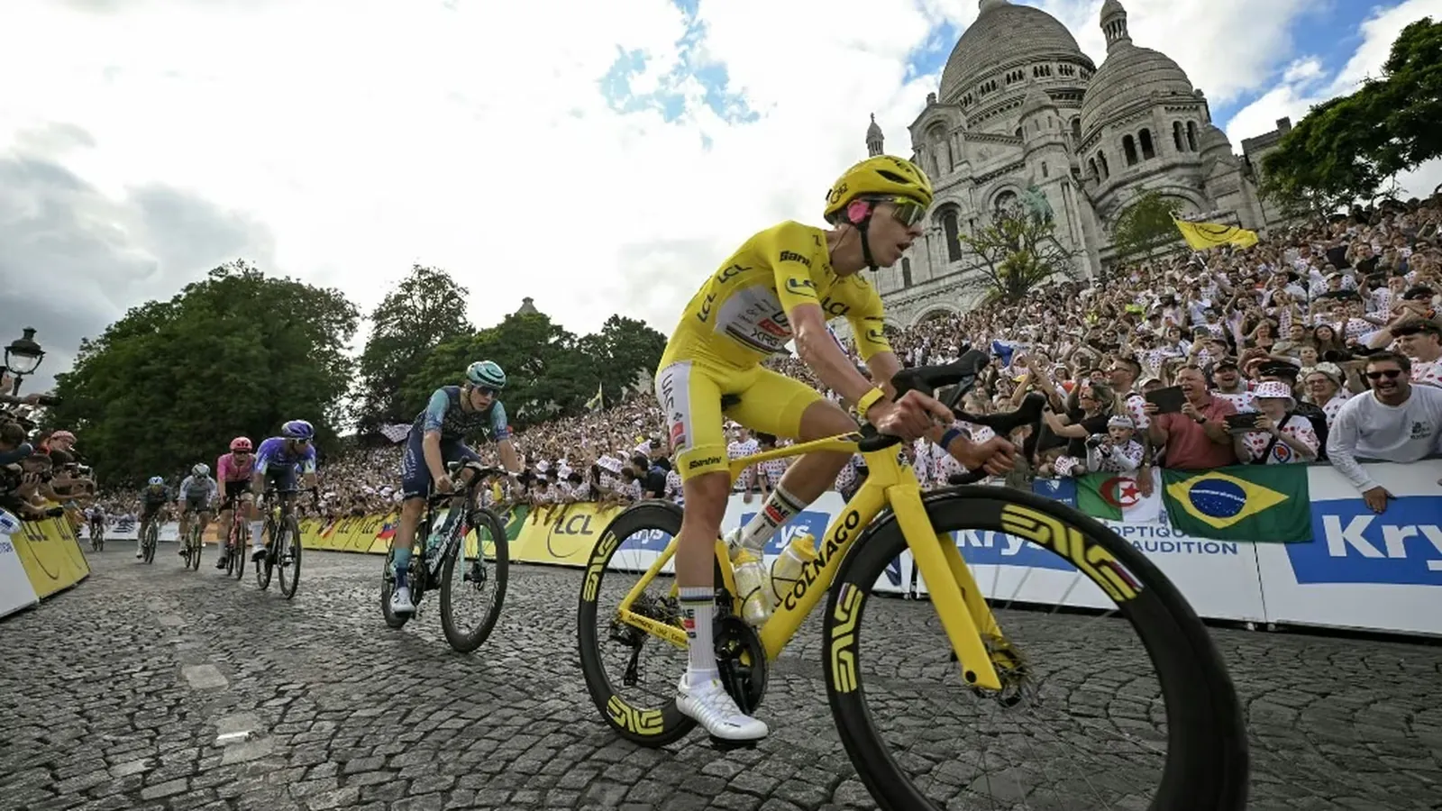 Le coureur slovène Tadej Pogacar passe devant le Sacré-Coeur lors de la dernière étape du Tour de France, le 26 juillet 2026. (LOIC VENANCE / AFP)