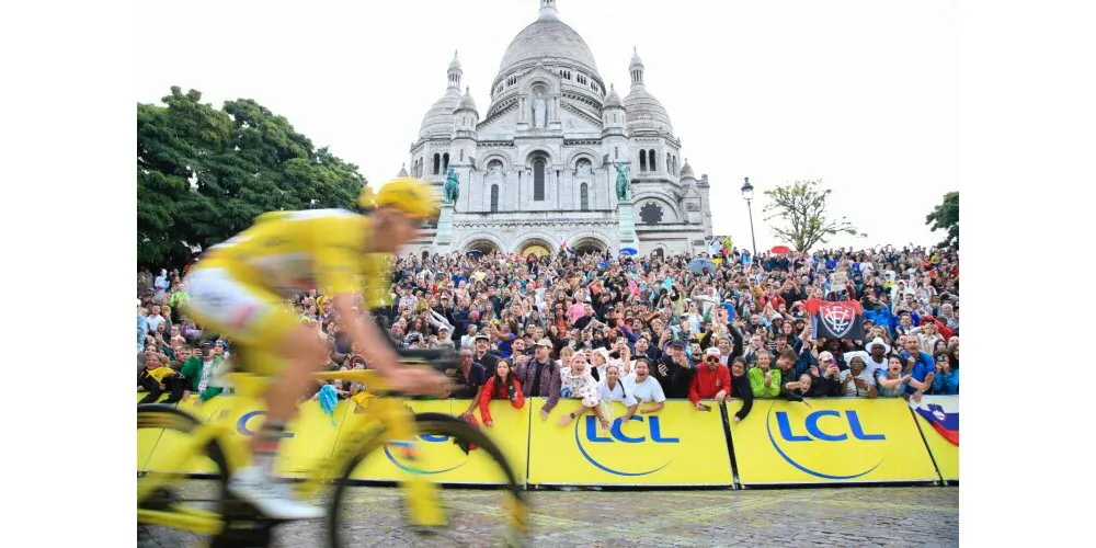 Tadej Pogacar devant le Sacré-Coeur l'an dernier. Photo Sipa