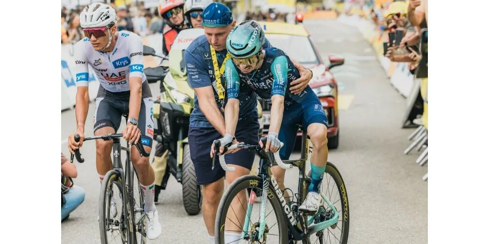 Lenny Martinez à bout de forces à l’arrivée à l’Alpe d’Huez après avoir tenu tête presque toute la montée au tempo de Tadej Pogacar et Isaac Del Toro. Photo Jean-Baptiste Bornier