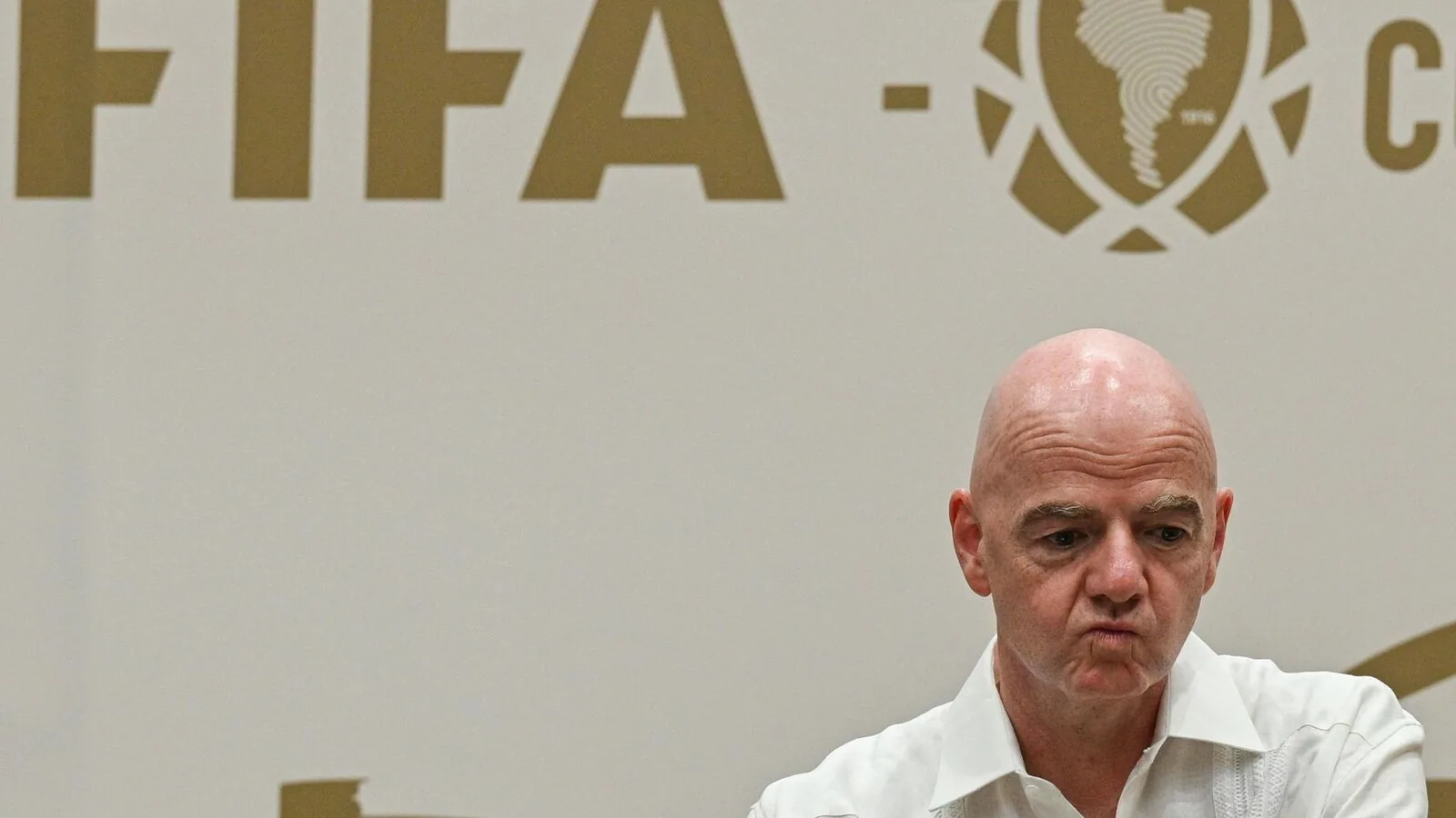 Encore attaqué par les Confédérations européenne, asiatique et nord-américaine, Gianni Infantino résiste mais se retrouve un peu plus dans les cordes - L'Équipe