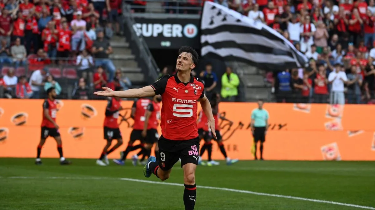 « L'état actuel de la pelouse ne permettait pas d'assurer la sécurité des joueurs » : PSG-Rennes ne se disputera pas au Parc des Princes