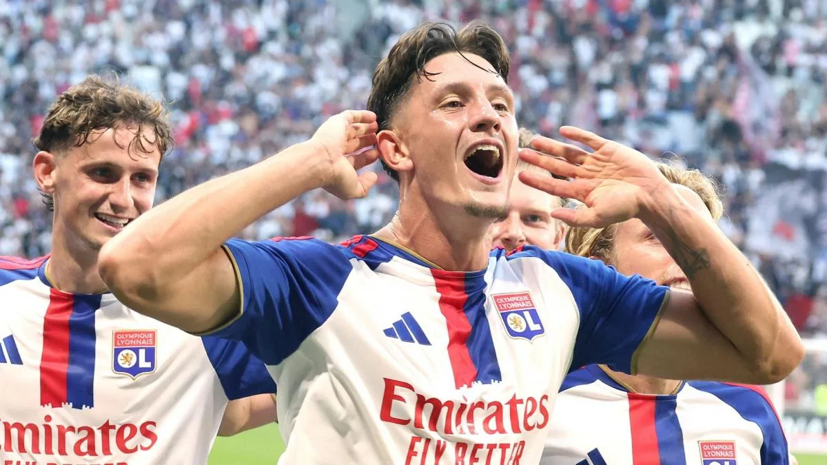 Porté par ses recrues, l'OL bat Auxerre et prend provisoirement la tête de la Ligue 1 - L'Équipe